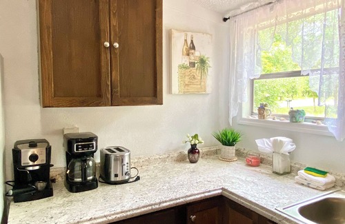Fort White House | Parks, Springs, Nature getaway 3-bedroom mobile home WiFi, AC in l Fort White