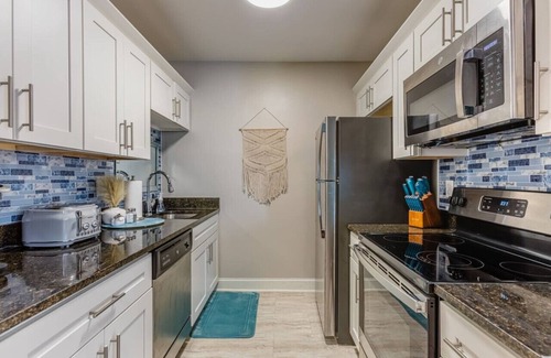 Midtown Condo | *Parkside KING SUITE in Midtown with FREE parking*