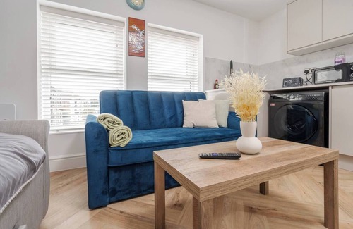 Liverpool Apartment | Parkside Stay | W/M | 10 Mins to Anfield | Parking