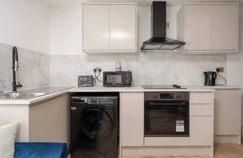 Liverpool Apartment | Parkside Stay | W/M | 10 Mins to Anfield | Parking