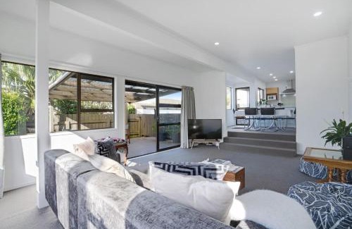 Parnell House | Parnell Home with Pool, Parking and Rangitoto View