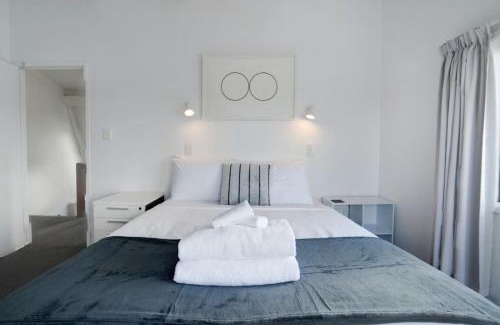 Parnell House | Parnell Home with Pool, Parking and Rangitoto View