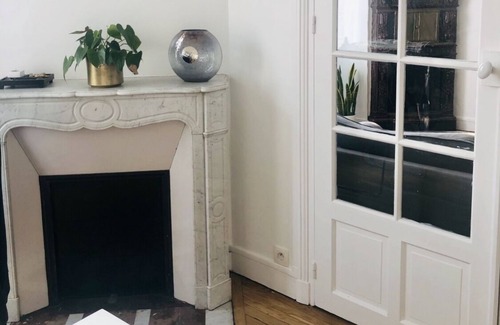 Cœur de Ville Apartment | Parquet, moldings, fireplaces and view of the Eiffel Tower