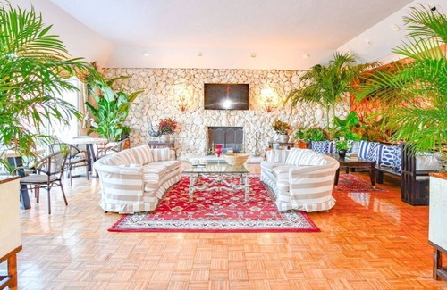 Nassau Cottage | Parrot Cottage at Love Beach Pool