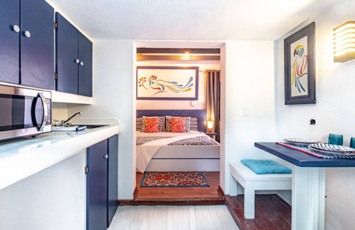 Nassau Cottage | Parrot Cottage at Love Beach Pool