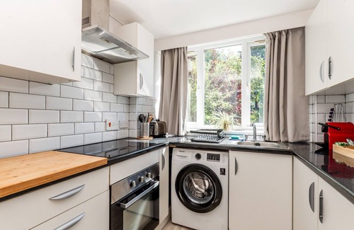 Coombe Hill Apartment | Pass the Keys | Charming, Tranquil 2 BR Kingston Escape, London