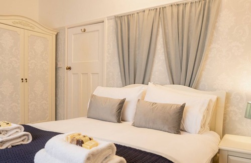 Port Sunlight House | Pass the Keys | 2 BR cottage nr Liverpool Chester and Port Sunlight