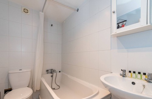 Lychpit Apartment | Pass the Keys | Basingstoke Charming King Beds Flat in Basingstoke Sleeps 4