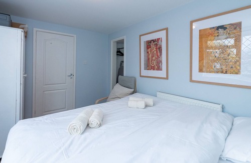 Lychpit Apartment | Pass the Keys | Basingstoke Charming King Beds Flat in Basingstoke Sleeps 4
