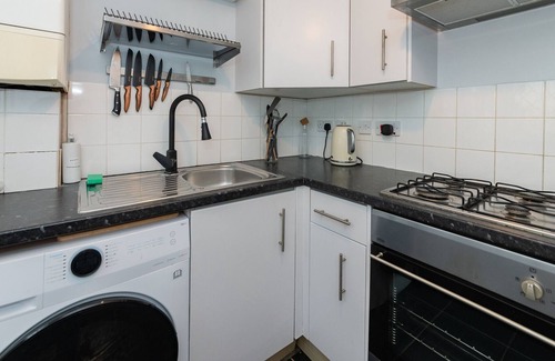 Lychpit Apartment | Pass the Keys | Basingstoke Charming King Beds Flat in Basingstoke Sleeps 4