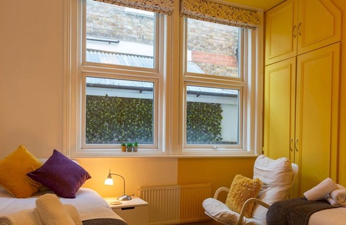 Hove Apartment | Pass the Keys | Beautiful spacious seaside flat with large garden
