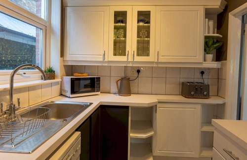 Hove Apartment | Pass the Keys | Beautiful spacious seaside flat with large garden