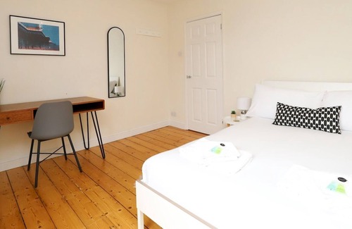 Littlemore House | Pass the Keys | Beautiful Victorian 3 Bed Townhouse