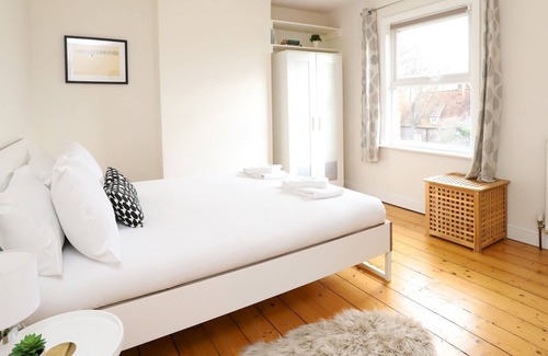 Littlemore House | Pass the Keys | Beautiful Victorian 3 Bed Townhouse