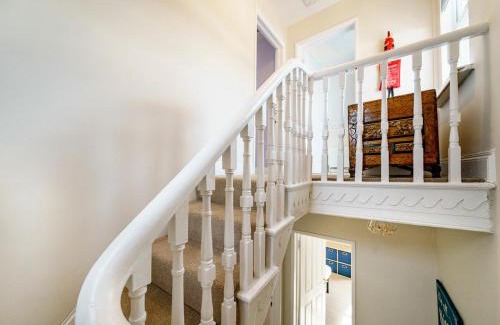 Gaeltacht Quarter House | Pass the Keys Beautiful Spacious 4 Bed Historical W. Belfast