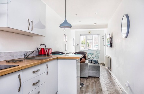 Fishbourne Apartment | Pass the Keys | Charming Annexe w Garden Parking Pass The Keys