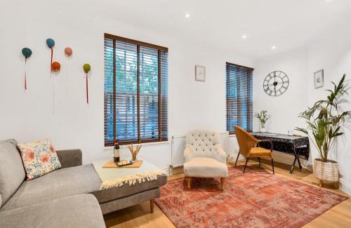 Richmond-upon-Thames Apartment | Pass the Keys Chic Flat with Bushy Park Views
