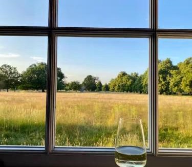 Richmond-upon-Thames Apartment | Pass the Keys Chic Flat with Bushy Park Views