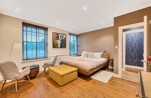 Richmond-upon-Thames Apartment | Pass the Keys Chic Flat with Bushy Park Views