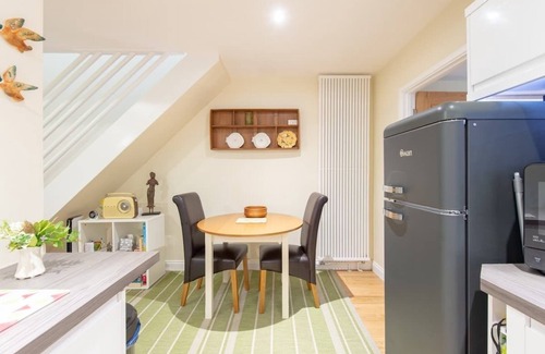 Bath House | Pass the Keys | Delightful Cottage Sydney Gardens private parking