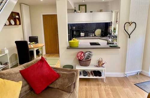 Bath House | Pass the Keys | Delightful Cottage Sydney Gardens private parking