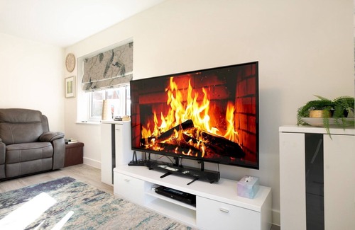 Edwalton House | Pass the Keys | Elegant Townhouse with Garden| Wi-Fi | Work Space