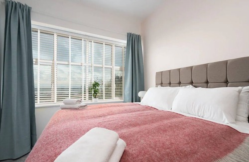 Hoylake Apartment | Pass the Keys | Golfers Haven 2 BD Flat on Hoylake Beach Parking