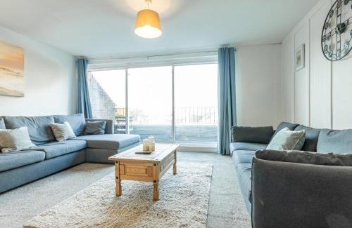 Basildon House | Pass the Keys Large 4 Bedroom Home Stunning views Contractor