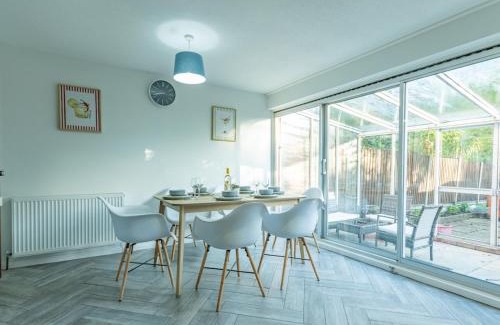 Basildon House | Pass the Keys Large 4 Bedroom Home Stunning views Contractor