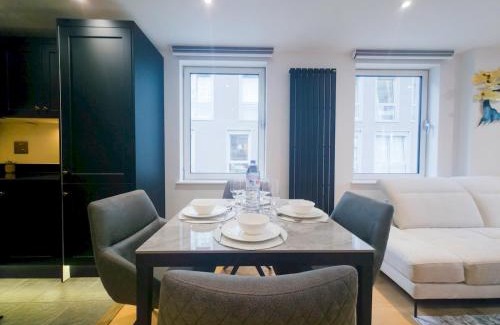 Canary Wharf Apartment | Pass the Keys Luxury 2BR with Balcony Views