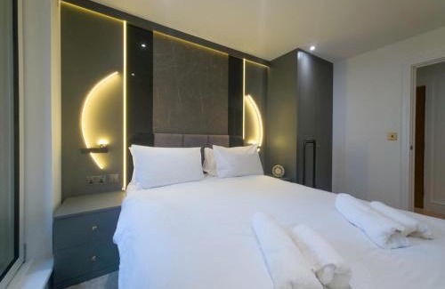 Canary Wharf Apartment | Pass the Keys Luxury 2BR with Balcony Views