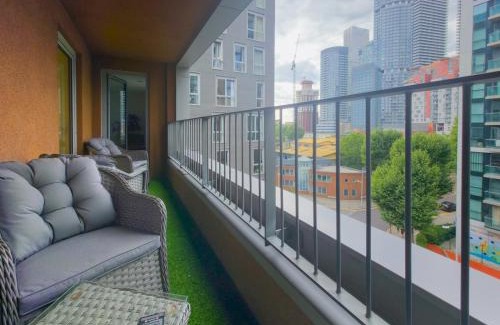 Canary Wharf Apartment | Pass the Keys Luxury 2BR with Balcony Views