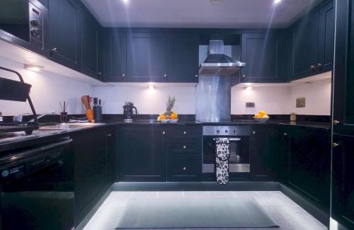 Canary Wharf Apartment | Pass the Keys Luxury 2BR with Balcony Views