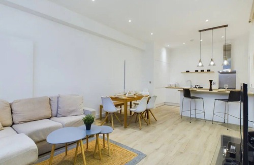 Weavers Apartment | Pass the Keys | Modern 4Bed 3Bath Balcony Apartment in Shoreditch