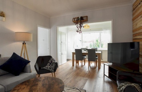South Hayling Apartment | Pass the Keys New Cosy 2 Bed Flat with garden nr Beach Sleeps4