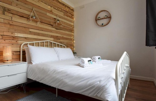 South Hayling Apartment | Pass the Keys New Cosy 2 Bed Flat with garden nr Beach Sleeps4