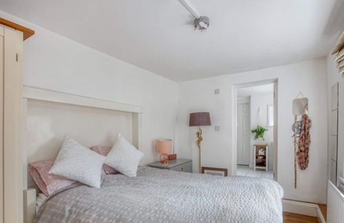 Thurlow Park Apartment | Pass the Keys | SE24, 1BD apart with Kitchen, Parking, Terrace