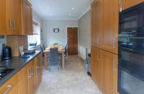 Seafront House | Pass the Keys | Spacious seaside house - Free Parking