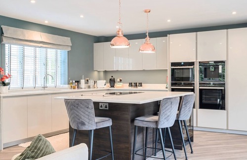 Fetcham House | Pass The Keys Stunning 5 Bedroom Spacious Home