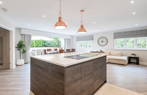 Fetcham House | Pass The Keys Stunning 5 Bedroom Spacious Home