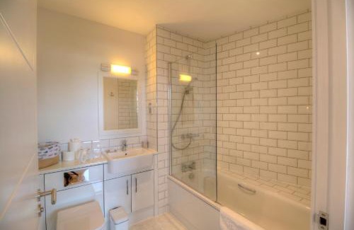 Hayling Island Apartment | Pass the Keys Stunning Luxury Marina Apartment