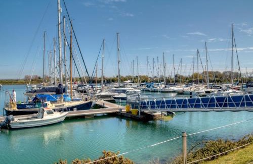 Hayling Island Apartment | Pass the Keys Stunning Luxury Marina Apartment