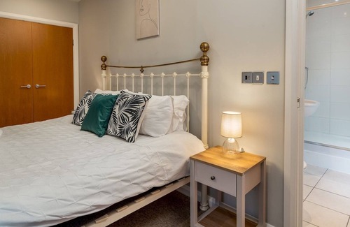 Watford Apartment | Pass the Keys | Stylish Watford Apartment Sleeps 7 with Parking