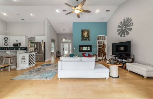 Fellowship House | Pasture View Estate - 10 min to WEC - Pets Welcome