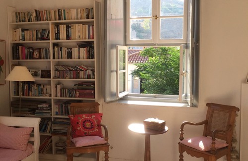 idhra House | Patrician villa with beautiful views, near port, with garden