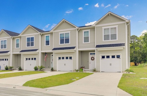 Hampstead House | Patriotic Hampstead Retreat w/ Patio & Grill!