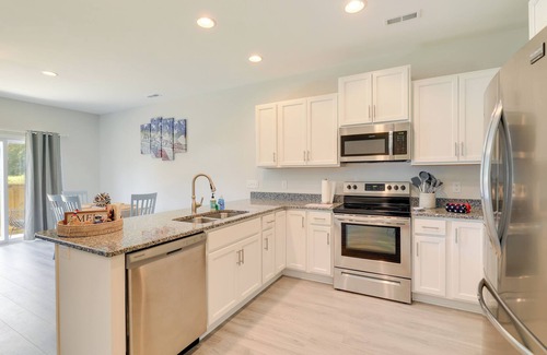 Hampstead House | Patriotic Hampstead Retreat w/ Patio & Grill!