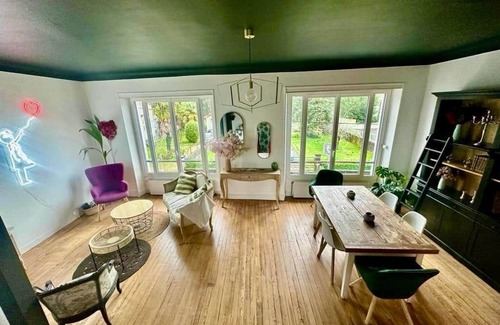 Pau Nord House | Pau T3 Banksy, BeeSleeping