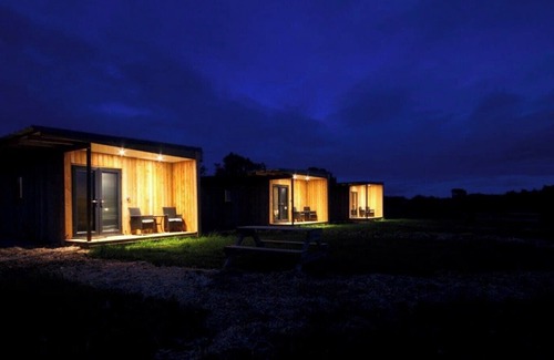 Paulton Cabin | Paulton - Sleeps 2 - PetFriendly - HotTub - Garden