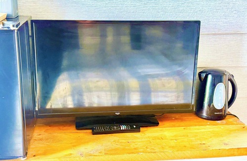 Paulton Cabin | Paulton - Sleeps 2 - PetFriendly - HotTub - Garden